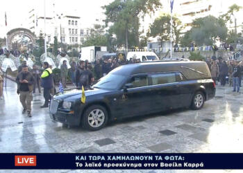 «Σήκω Βασίλη να μας τραγουδήσεις»: Με κλάματα και χειροκροτήματα το τελευταίο «αντίο» στον άρχοντα της πίστας – Μέχρι το βράδυ το λαϊκό προσκύνημα